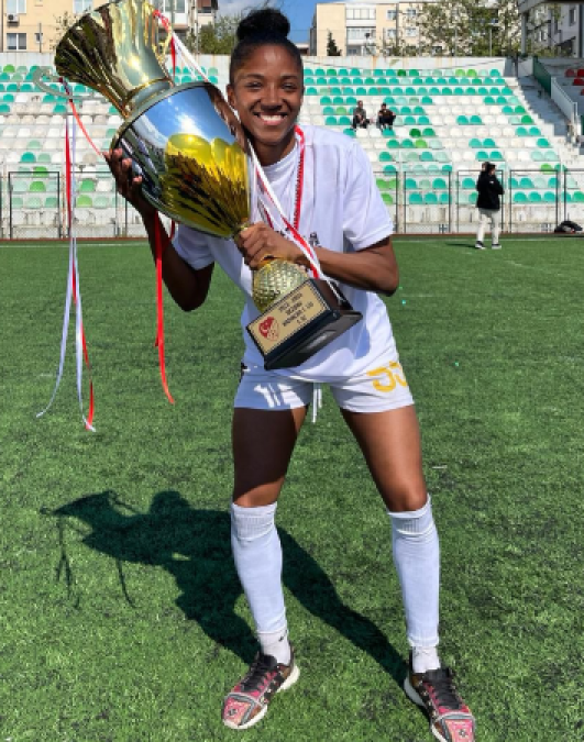 Thuany Gomes<h5>Forward / Winger</h5>